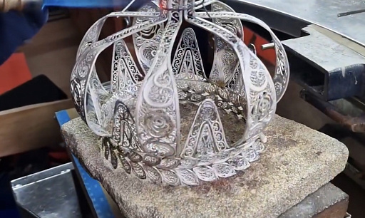 Coroa para a Nossa Senhora do Amparo e resplendor do menino Jesus
